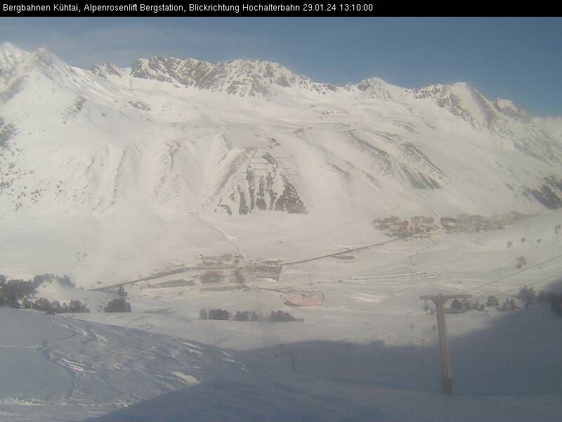 Webcam Kühtai, Alpenrosenlift. Blick vom Graf Ferdinand Haus auf Kühtai, links die neue KaiserBahn, rechts die HochAlterBahn (c) Bergbahnen Kühtai